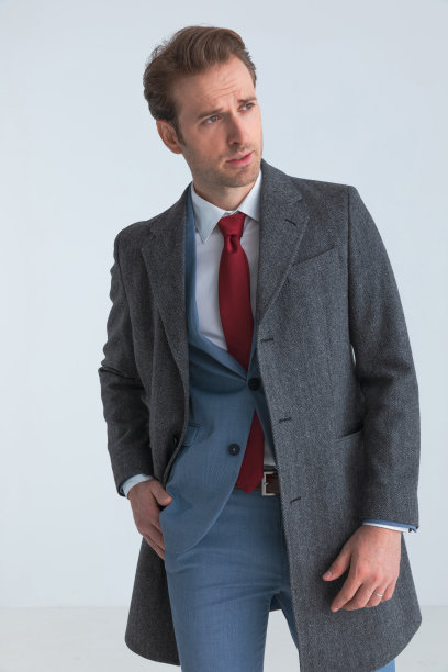 优雅的年轻商人把手伸进口袋图片下载