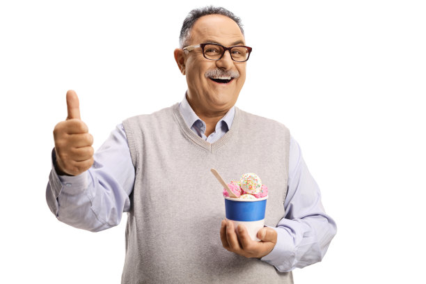 快乐的中年男人拿着纸杯冰淇淋并竖起大拇指图片下载