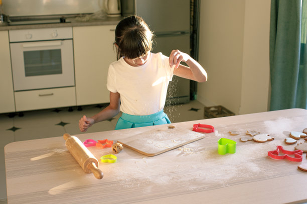 一个混血女孩在厨房做饼干图片下载