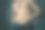 男人挤腹部脂肪在黑暗的背景。早期肥胖。一只成年雄性挤压着腹部的一层脂肪。年轻人的肥胖问题。图片下载