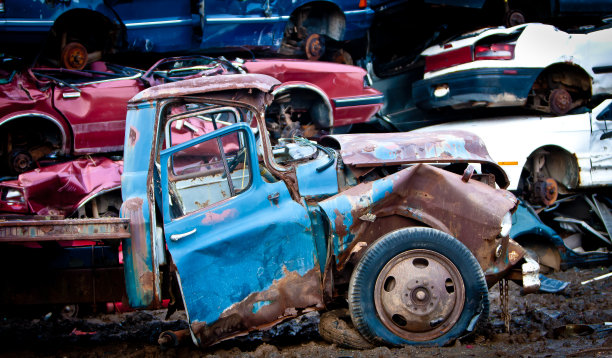 生锈和破碎的车辆图片下载