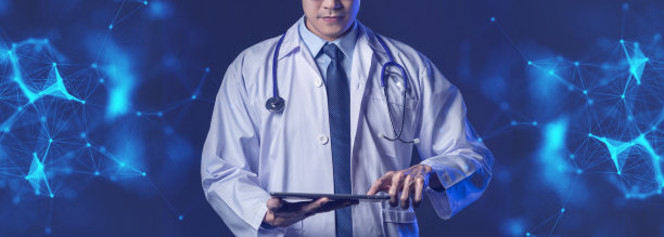科学医疗保健知识和技术理念。博士科学家未来的蓝色背景，使用平板电脑移动图片下载