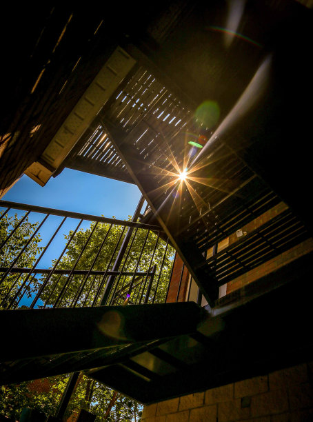 带扶手的消防逃生楼梯图片下载