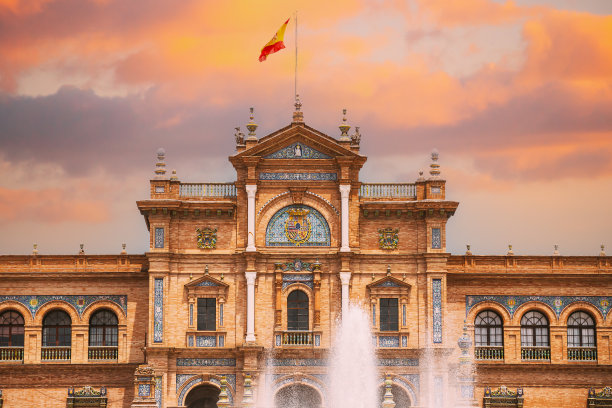 西班牙塞维利亚。著名的地标——西班牙安达卢西亚塞维利亚的西班牙广场。文艺复兴时期的复兴风格。西班牙广场。改变了日落的天空图片下载