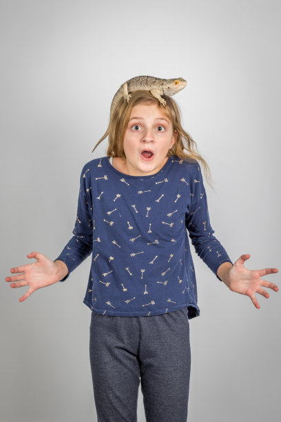 奇怪的女孩，头上有长胡子的龙蜥蜴图片下载