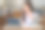 年轻的互动快乐的亚洲少女大学学生学习和展示她的课通过视频在一个数字平板电脑在教室独自一人。教育库存图片图片下载