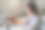 年轻的互动快乐的亚洲少女大学学生学习和展示她的课通过视频在一个数字平板电脑在教室独自一人。教育库存图片图片下载
