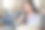 年轻的互动快乐的亚洲少女大学学生学习和展示她的课通过视频在一个数字平板电脑在教室独自一人。教育库存图片图片下载