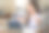 年轻的互动快乐的亚洲少女大学学生学习和展示她的课通过视频在一个数字平板电脑在教室独自一人。教育库存图片图片下载