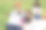 幸福的印度家庭在城市公园享受户外的一天，带着照片和玩具，用智能手机自拍-家庭，父母和孩子爱图片下载