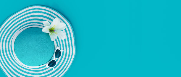 绿松石蓝色帽子与白花和太阳镜在蓝色夏季背景图片下载
