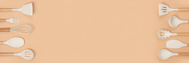 横幅制作与烹饪用具套装和复制空间。硅胶厨房工具与木制把手米色背景。平铺图片下载