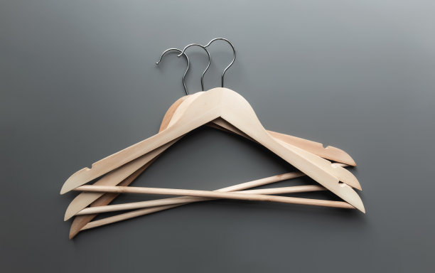 黑色星期五或服装行业概念在灰色背景与木制衣架图片下载