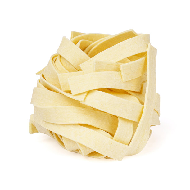 生卷传统意大利面食孤立在白色背景上。由全麦面粉制成的干意大利面。图片下载