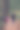 妈妈和女儿手牵着手在公园里散步。队列中人工种植树木。落叶落在地上。家庭母亲和女儿。有选择性的重点。照片模糊了。因设计而失去焦点图片下载