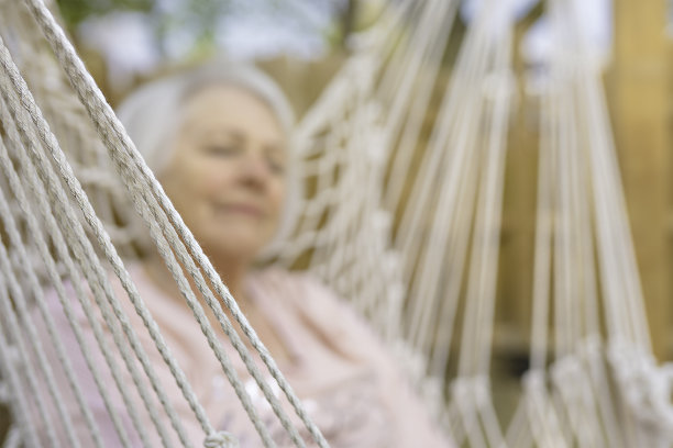 年长的女人在吊床上休息图片下载