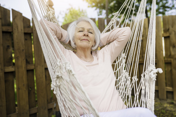 年长的女人在吊床上休息图片下载