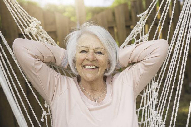 年长的女人在吊床上休息图片下载
