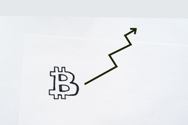 手绘比特币标志与箭头在白纸上画的照片。比特币的崛起与简单的图表。图片下载