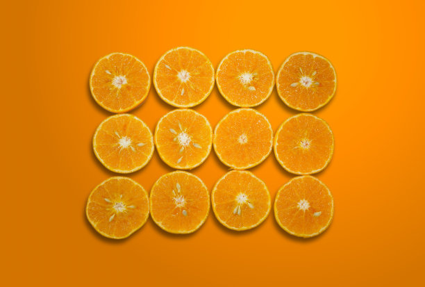 顶视图夏季模式的新鲜橙色切片孤立的橙色颜色梯度背景与剪切路径。图片下载