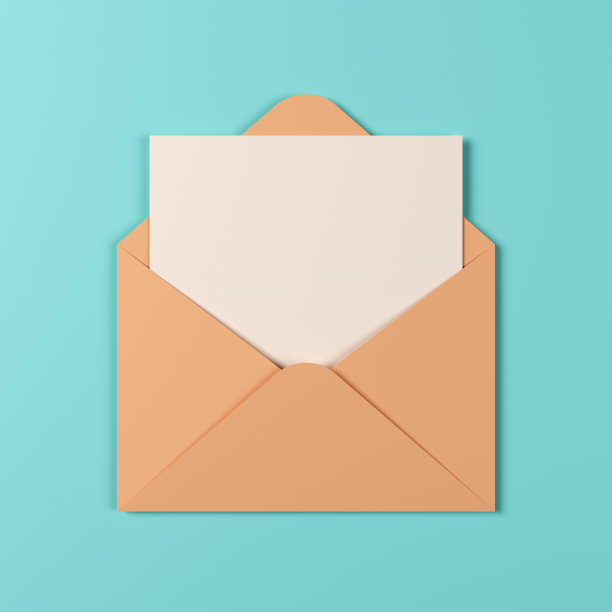 桃色信封与空白的白色明信片在蓝色的背景。图片下载