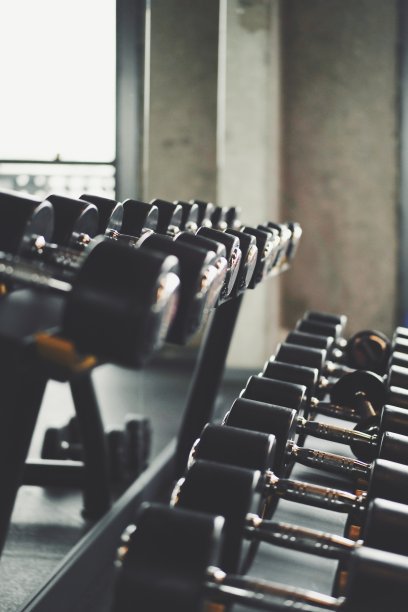 体育馆的哑铃图片下载
