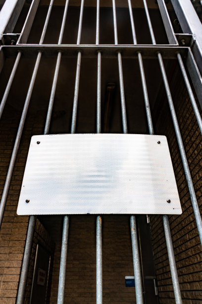 带白板的金属栅极图片下载