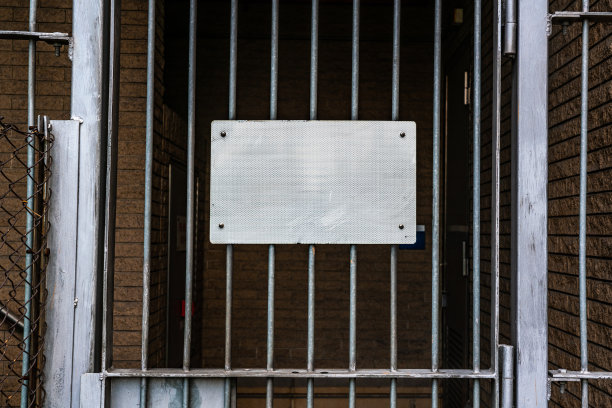 带白板的金属栅极图片下载