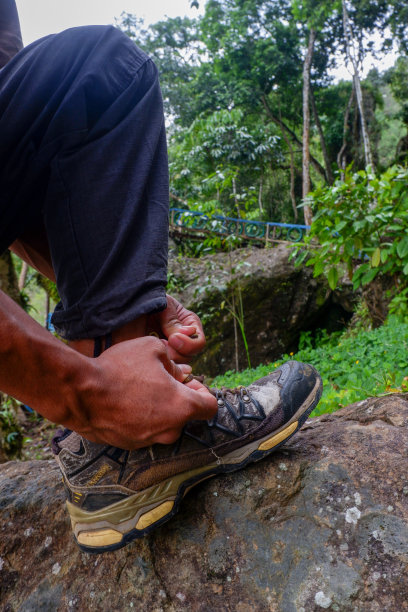 一个人穿着登山鞋在自然背景下的照片图片下载