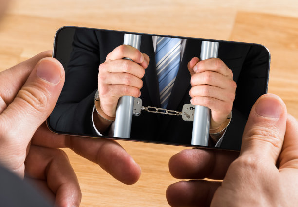 商人用手机填写在线调查图片下载