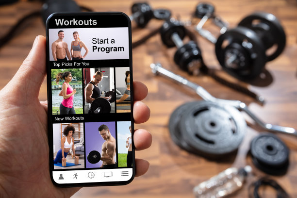 手持手机健身计划的男人图片下载