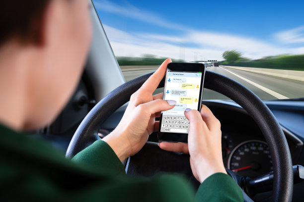 女人开车时看手机短信图片下载