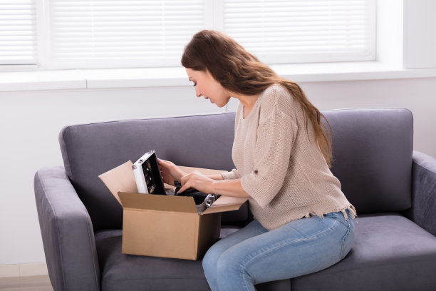 女人正在拆包裹图片下载