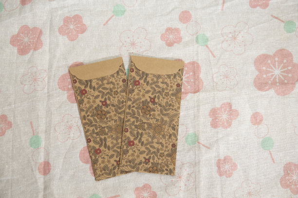 一个木制表面上的三个信封的特写镜头图片下载