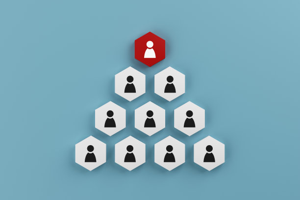 金字塔白色立方体蜂窝与人的图标，顶部红色立方体领导，蓝色背景。图片下载