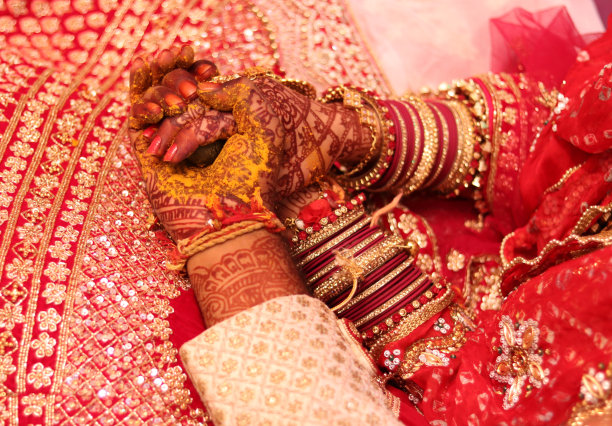 新娘和新郎在婚礼上牵手。无人相框图片下载