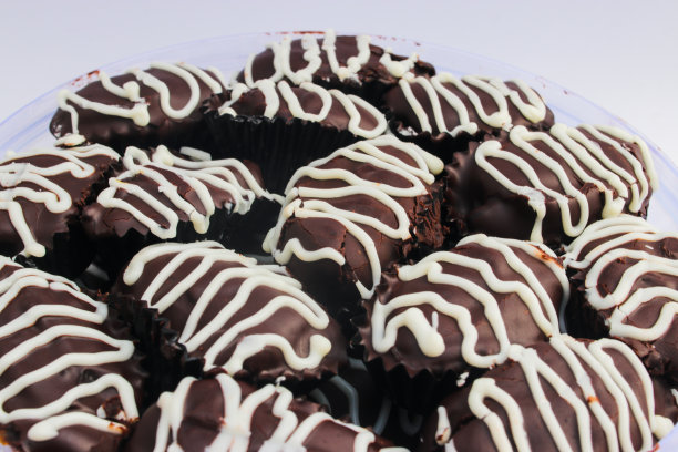 自制枣蛋糕或库尔玛库存照片。开斋节巧克力饼干与椰枣和白巧克力隔离白色。图片下载