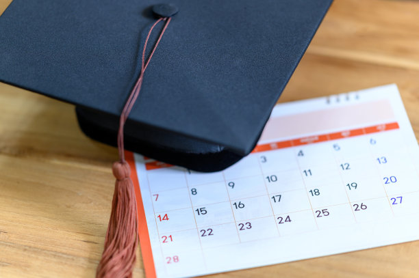 毕业典礼毕业帽上白干净历图片下载