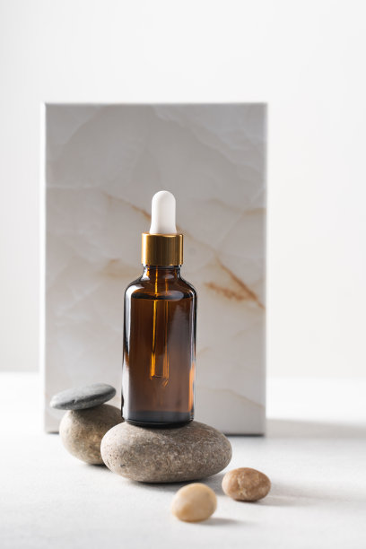 血清在卵石基座上的棕色玻璃瓶中图片下载
