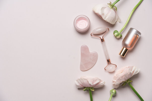 彩妆脸部和身体粉红色粉彩背景与小丸子花图片下载