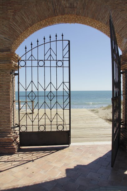 在一个阳光明媚的日子，通往海滩的门。图片下载