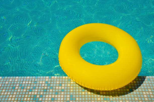 游泳池里漂浮着五颜六色的管子图片下载