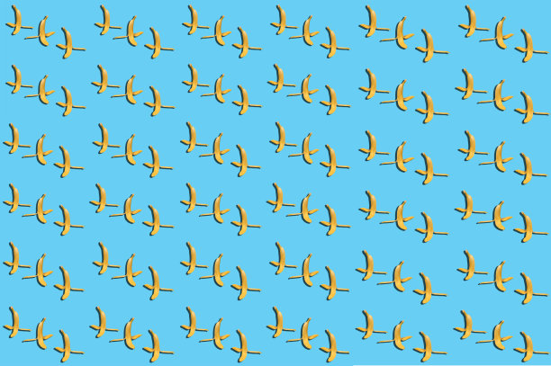 五颜六色的水果去皮香蕉图案上的蓝色背景图片下载