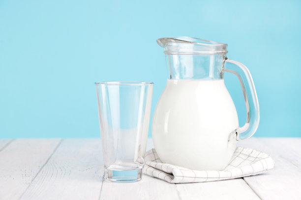 将新鲜牛奶或蔬菜牛奶或酸乳、酸奶和一个玻璃杯放在白色木桌上。文本的地方图片下载