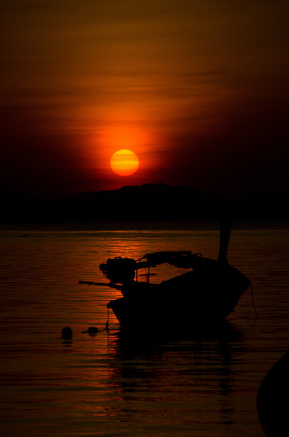 泰国沙顿塔鲁涛国家公园的阿丹-拉维群岛的海上日出长尾船。图片下载