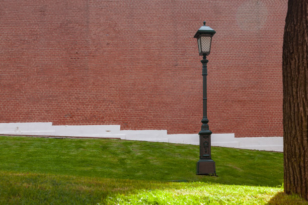 红色砖墙背景上的复古街灯图片下载