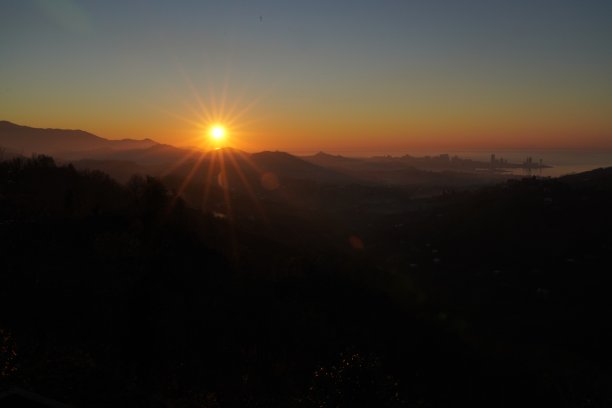 明亮的阳光映衬着群山图片下载