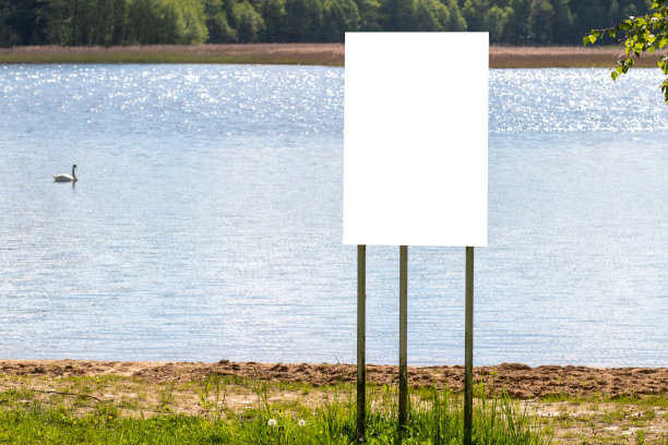 湖岸上立着一面带有模型的白色横幅图片下载