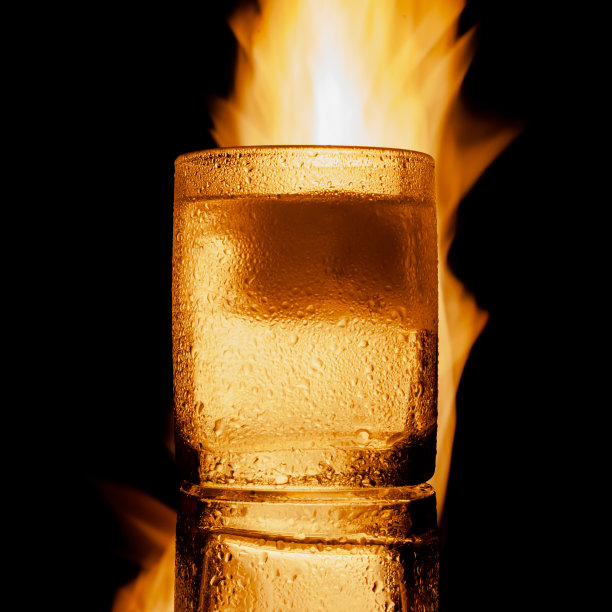 一杯被火照亮的冰威士忌图片下载