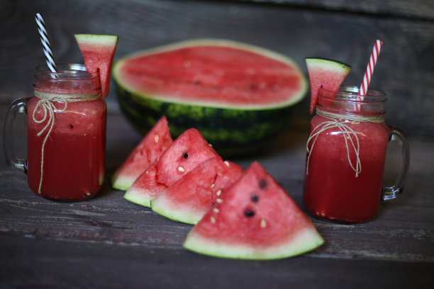 西瓜切片在木材背景库存照片图片下载